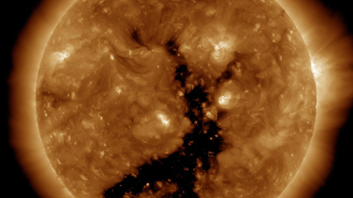 В атмосфері Сонця з’явилася величезна діра - фото 1