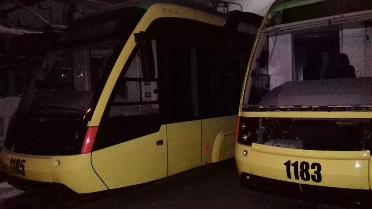 Львів'янка розгромила новенькі трамваї у депо - фото 1
