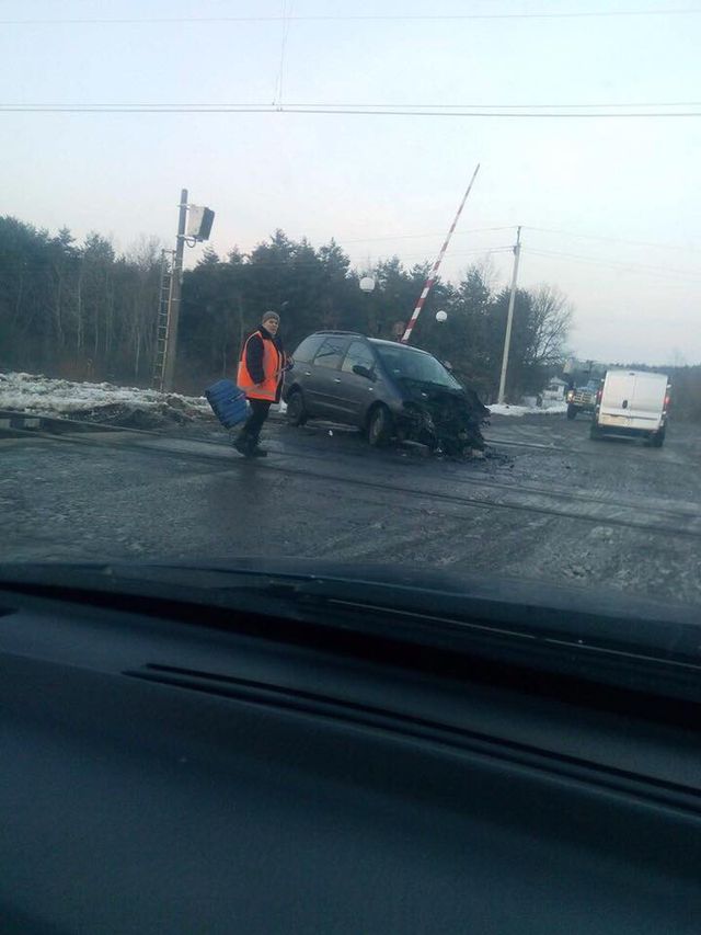 Інтерсіті "Київ-Перемишль" зіткнувся з автомобілем - фото 138597