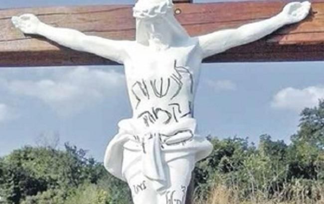 Невідомі пошкодили розп'яття Ісуса Христа в Умані - фото 1