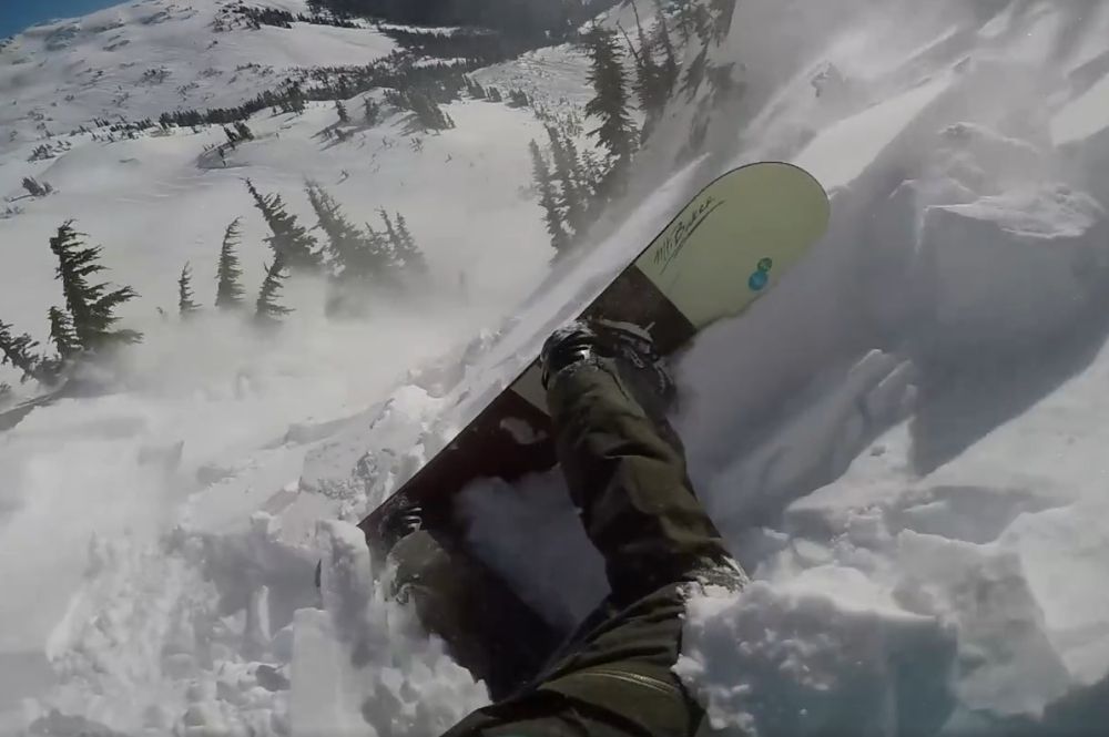 Сноубордист показав моторошне сходження лавини