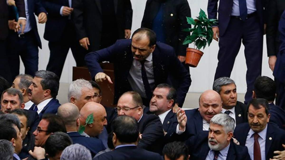 Турецькі депутати побилися - фото 1