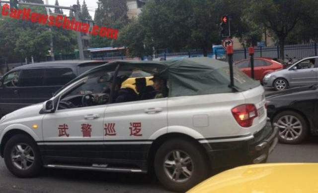 Китайські копи їздитимуть на кабріолетах - фото 131332