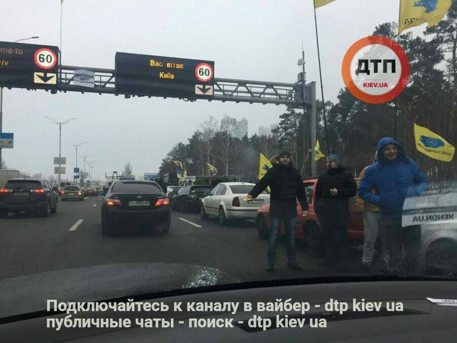 В'їзди до Києва частоково заблоковані: протестувальники запалили шини