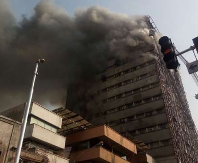 З'явилося відео падіння торгового центру в Тегерані внаслідок пожежі