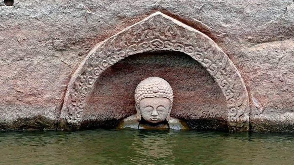 У Китаї з-під води винирнула древня статуя Будди - фото 1