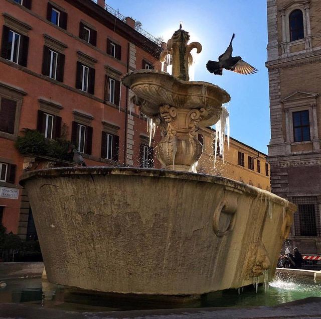 Як виглядають замерзлі фонтани Італії: ефектні фото - фото 132773