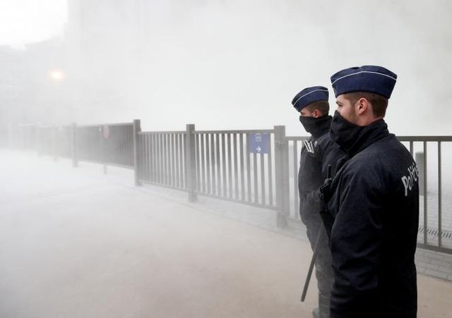 Будівлю Європарламенту у Брюсселі засипали сухим молоком - фото 136331