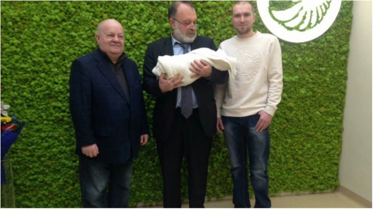 Перша дитина в Україні від трьох батьків: з'явилися нові подробиці та відео