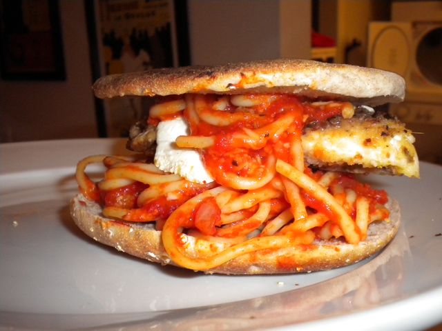 20 речей, які роблять усі люди, коли їх ніхто не бачить - фото 136875