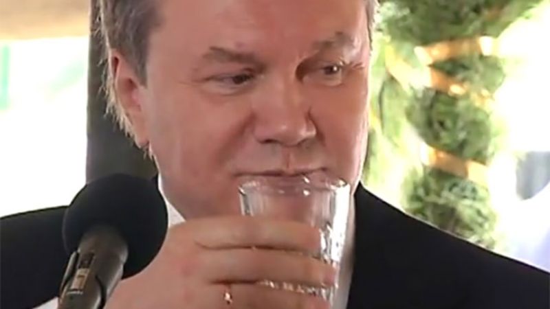 Іронія дня: У Януковича забрали горілку