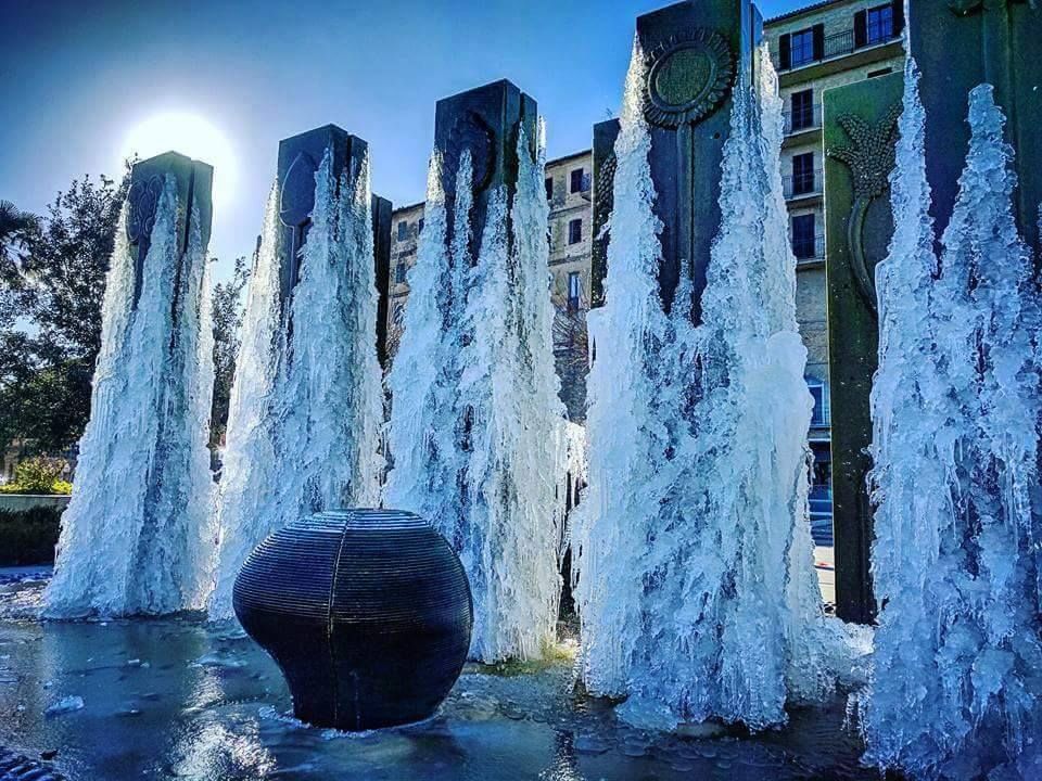 Як виглядають замерзлі фонтани Італії: ефектні фото