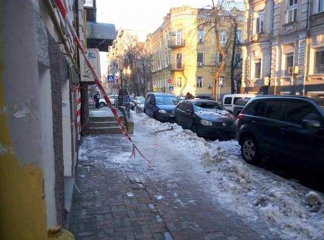 У центрі Києва лід з дахів розбив два авто- фото 134399