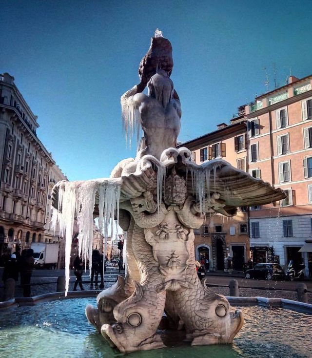 Як виглядають замерзлі фонтани Італії: ефектні фото - фото 132774