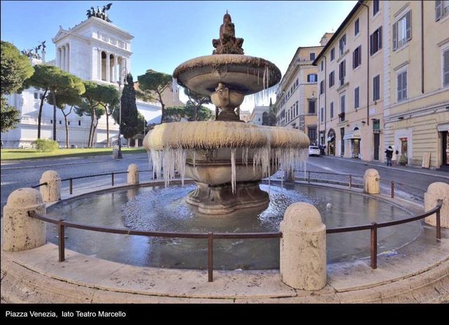 Як виглядають замерзлі фонтани Італії: ефектні фото - фото 132769