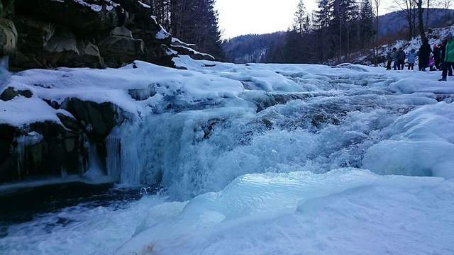 На Івано-Франківщині замерз популярний серед туристів водоспад 
 - фото 133663
