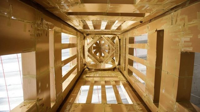 Художник створив дивовижне місто з картону - фото 135824