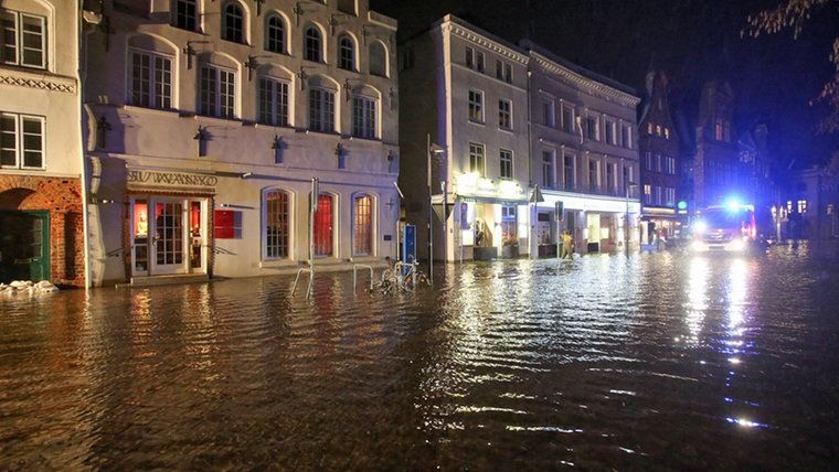 З’явилися фото і відео страшних наслідків урагану в Німеччині