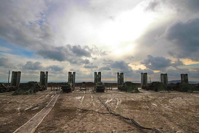РосЗМІ опублікували фото комплексу С-400 в Криму - фото 134230
