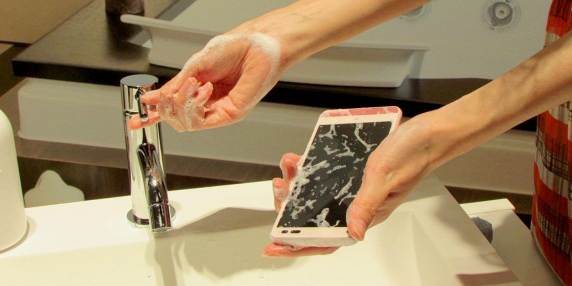 З'явилося відео зі смартфоном, який можна мити водою