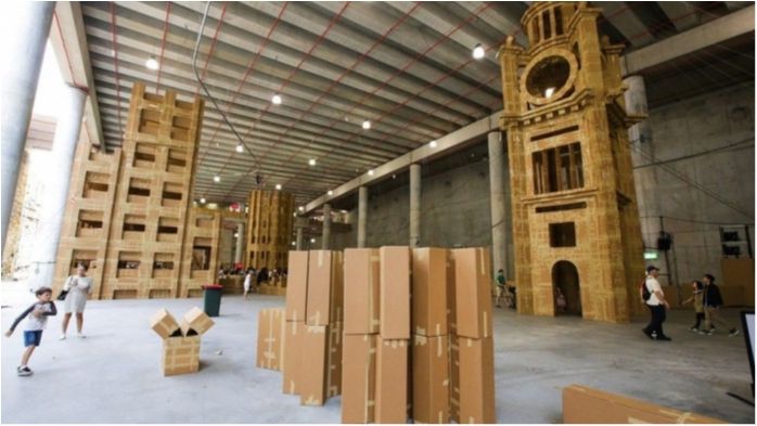 Художник створив дивовижне місто з картону