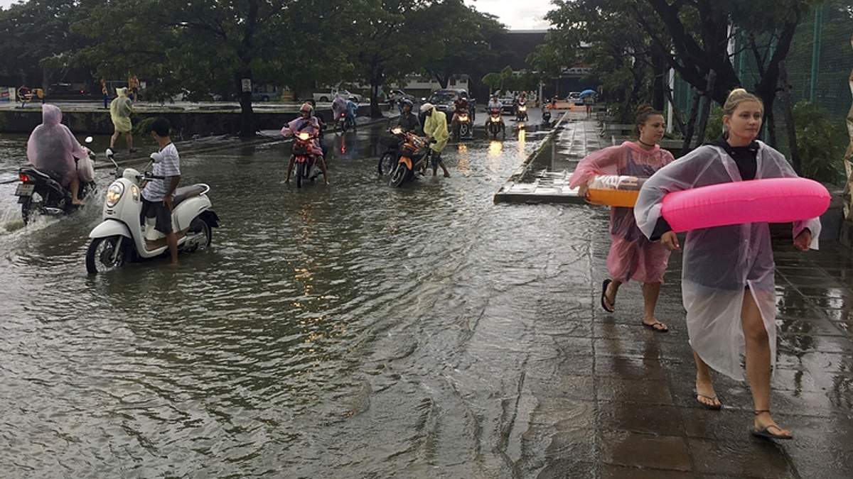 Жахлива повінь у Таїланді: є жертви - фото 1