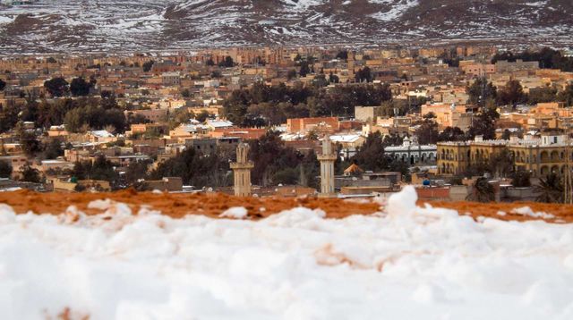 Неймовірні фото рідкісного снігу в Сахарі - фото 136442