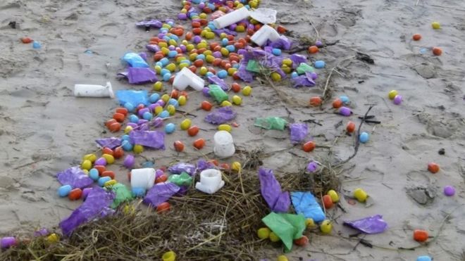 Після шторму в Німеччині на берег винесло тисячі яєць з іграшками