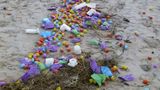 Після шторму в Німеччині на берег винесло тисячі яєць з іграшками