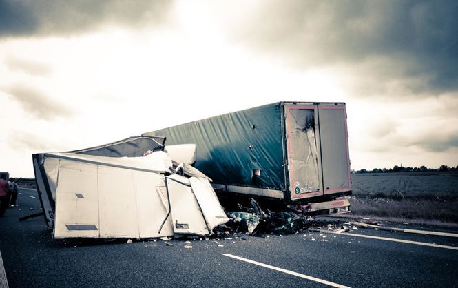 Вантажний автомобіль з 70 родичами молодят упав у річку - фото 1