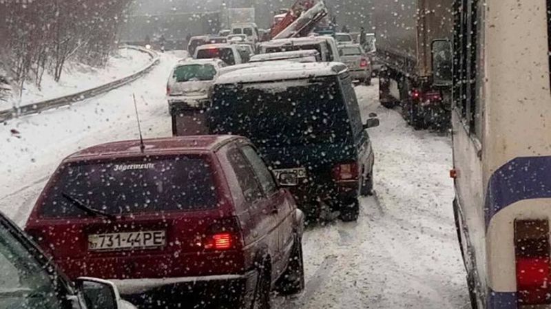 На трасі на Закарпатті утворилися кілометрові затори