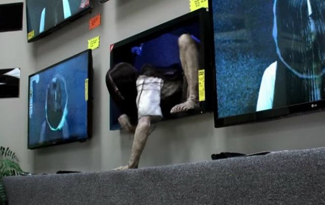 "Дівчинка-привид", яка вилізла з телевізора, шокувала людей