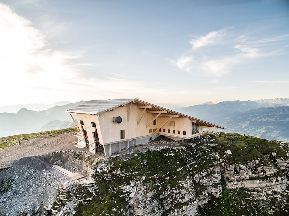 Як виглядає незвичайне кафе над прірвою у Швейцарії