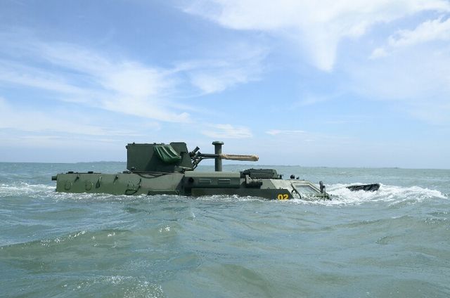 З'явились фото з тестування українських бронетранспортерів в Індонезії - фото 135699