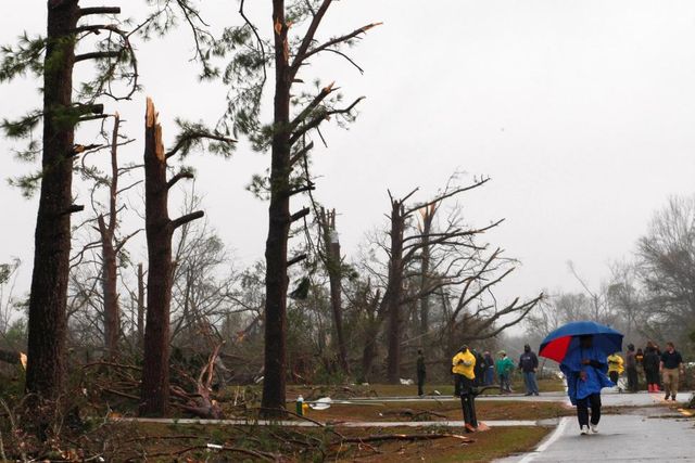 З'явились фото наслідків торнадо у США - фото 136411