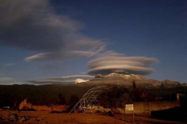 Незвичайні хмари злякали жителів Мексики - фото 137896