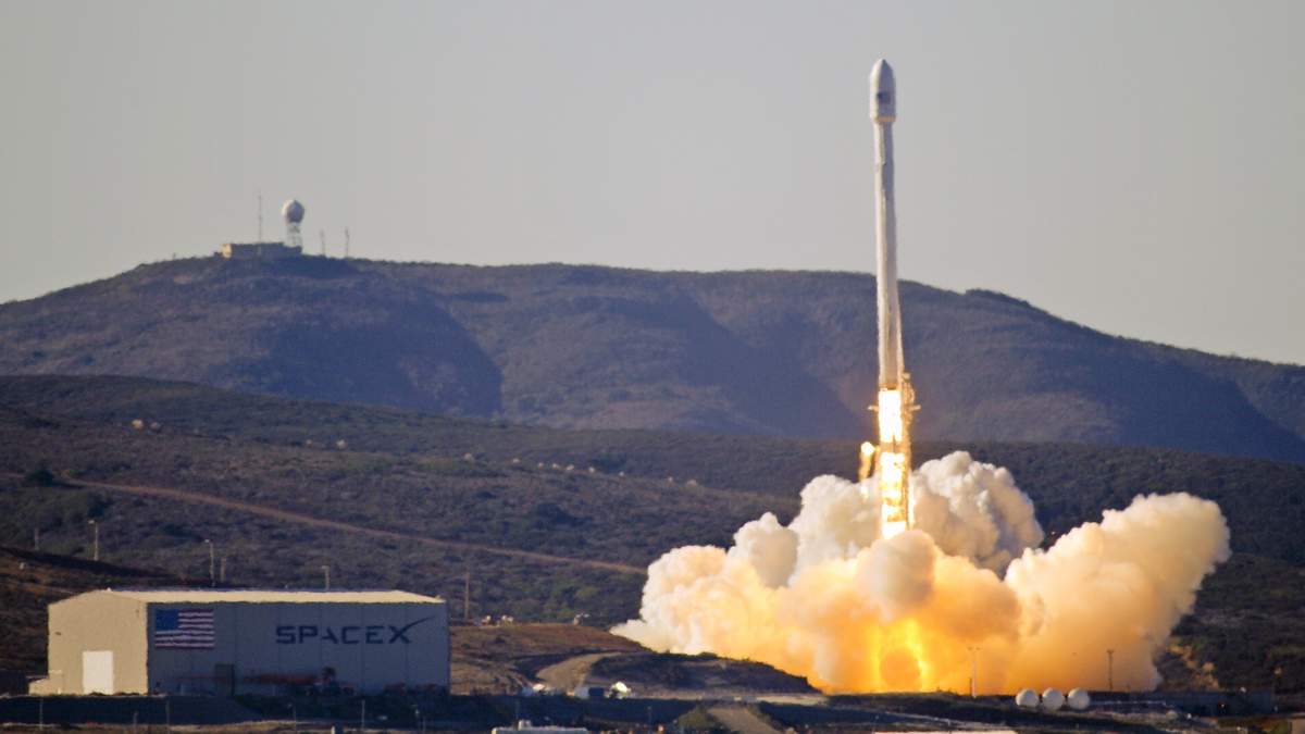 Відчайдухи зняли запуск ракети SpaceX Falcon 9 з висоти пташиного польоту - фото 1