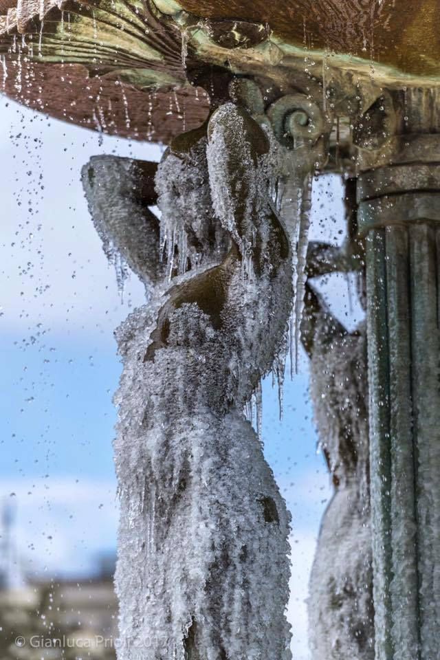 Як виглядають замерзлі фонтани Італії: ефектні фото - фото 132767