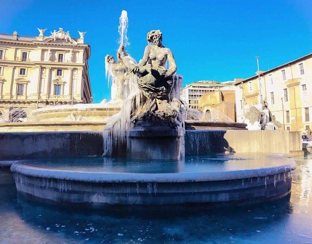 Як виглядають замерзлі фонтани Італії: ефектні фото - фото 132770