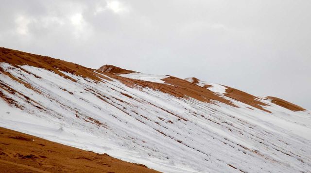 Неймовірні фото рідкісного снігу в Сахарі - фото 136441