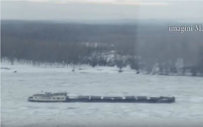 На річці Дунай у Румунії замерз корабель із екіпажем: з'явилося відео
