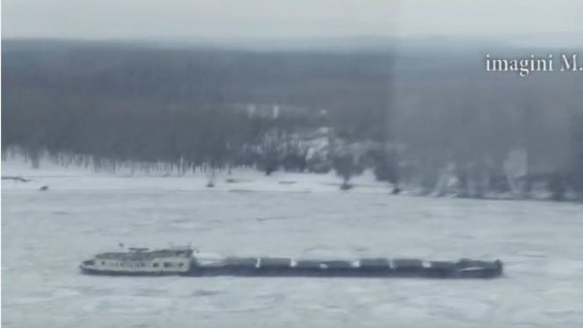 Корабель замерз на річці Дунай - фото 1
