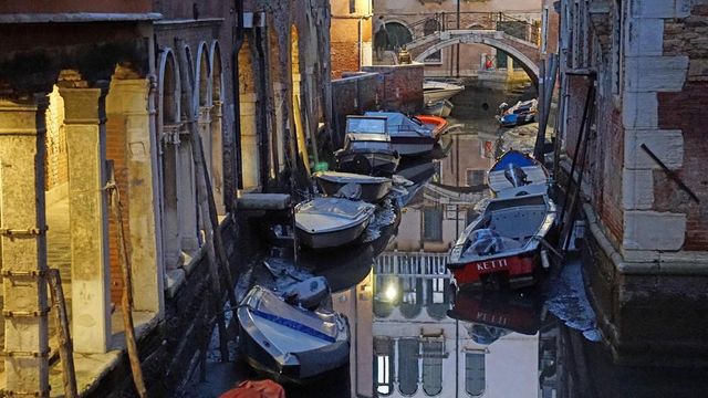 Венеція втратила воду: з’явилися нові фото висохлого міста - фото 131846