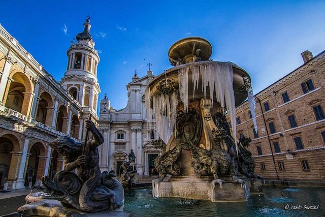 Як виглядають замерзлі фонтани Італії: ефектні фото - фото 132772