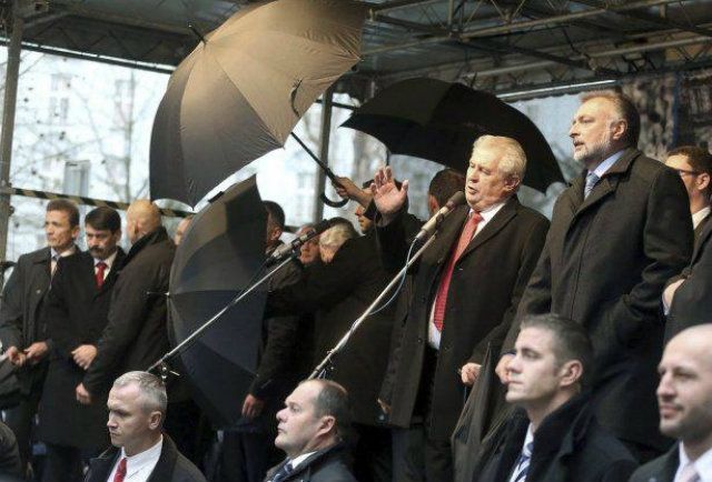 У Чехії вирішили, що жбурляння яєць у президента не є злочином