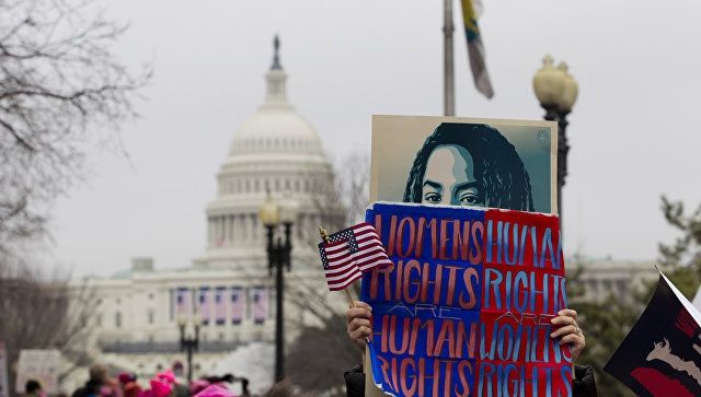 Клінтон подякувала учасникам "Жіночого маршу" проти Трампа