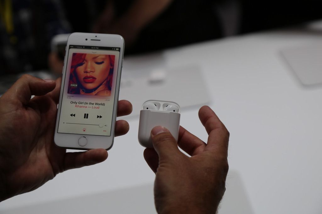 Глава Apple довів, що навушники AirPods не випадають з вух