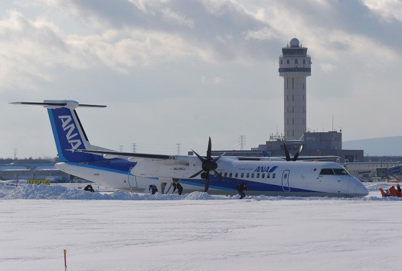 У Японії літак застряг в снігу під час посадки