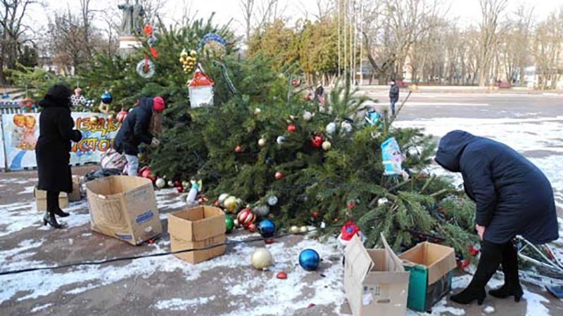 Під Києвом впала 12-метрова новорічна ялинка