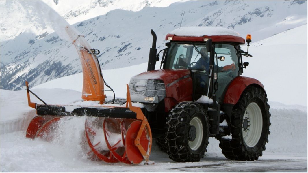 Сніг в Україні: траси чистять три тисячі робітників
